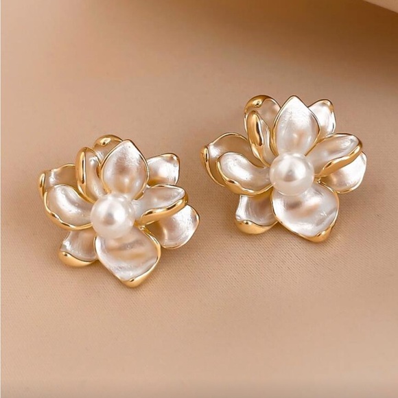 Jewelry - Gold and White Pearl Flower Earrings